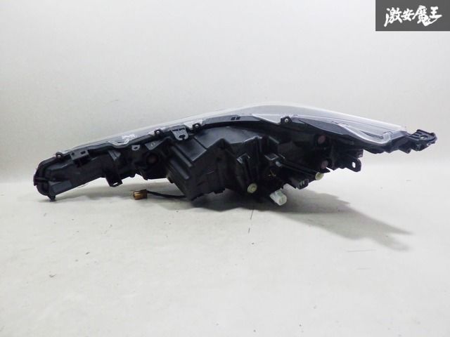 ストア出品】トヨタ純正 ZWE211 カローラツーリング ヘッドライト