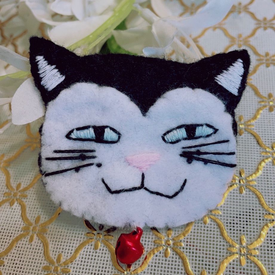 ブローチ 猫刺繍 ハンドメイド - 時計