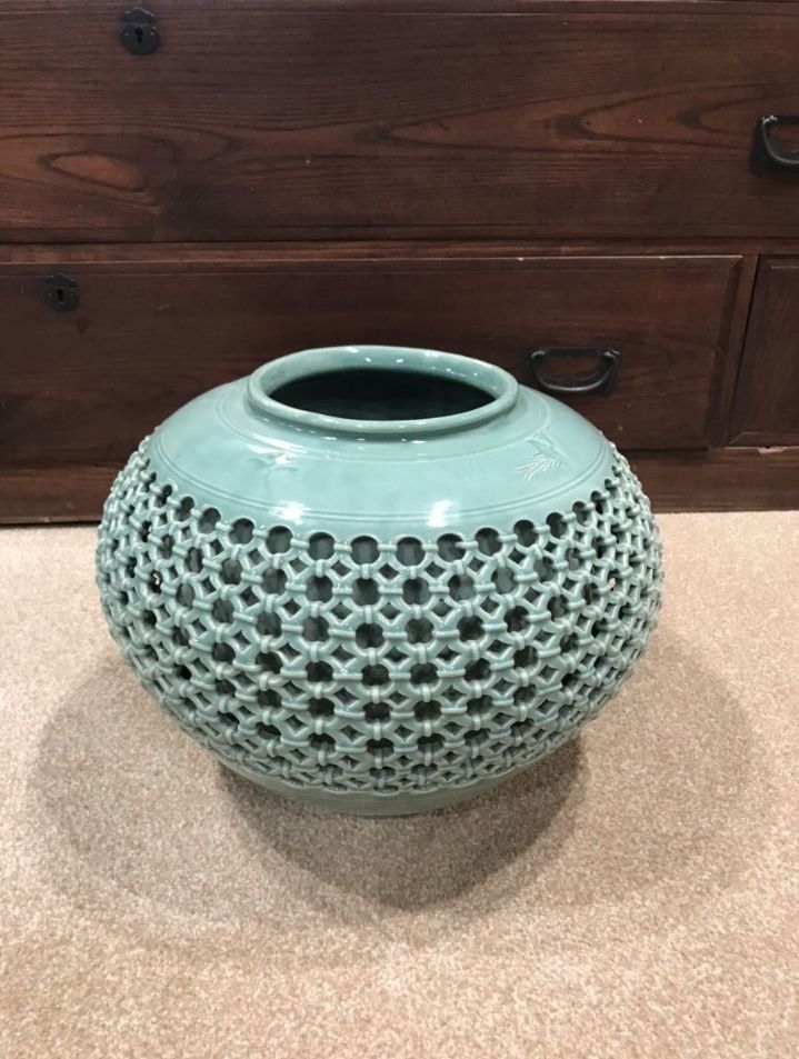 韓国の青磁の壺 海泉 高麗青磁 透かし 雲鶴 花瓶 - メルカリ