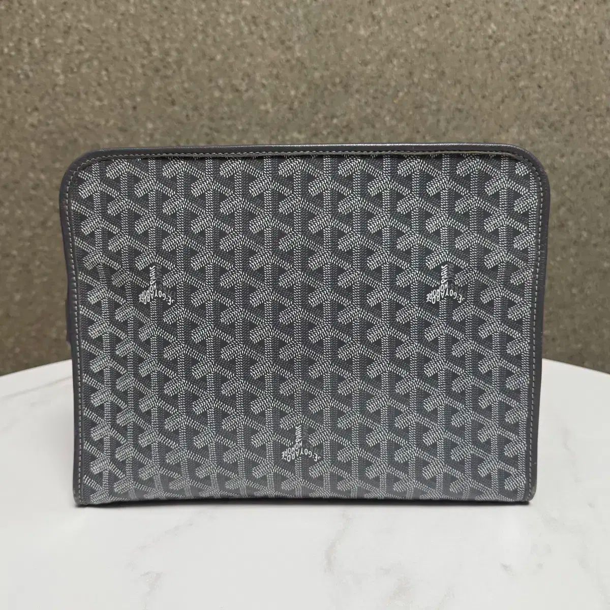 GM サイズ Goyard ゴヤール ジュバンス グレー 立っている クラッチ