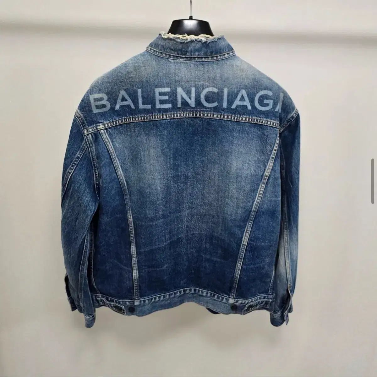 【希少モデル】バレンシアガ☆バックロゴ入りデニムジャケット 入手困難 即完売注意 希少モデル】バレンシアガ☆バックロゴ入りデニムジャケット 入手困難