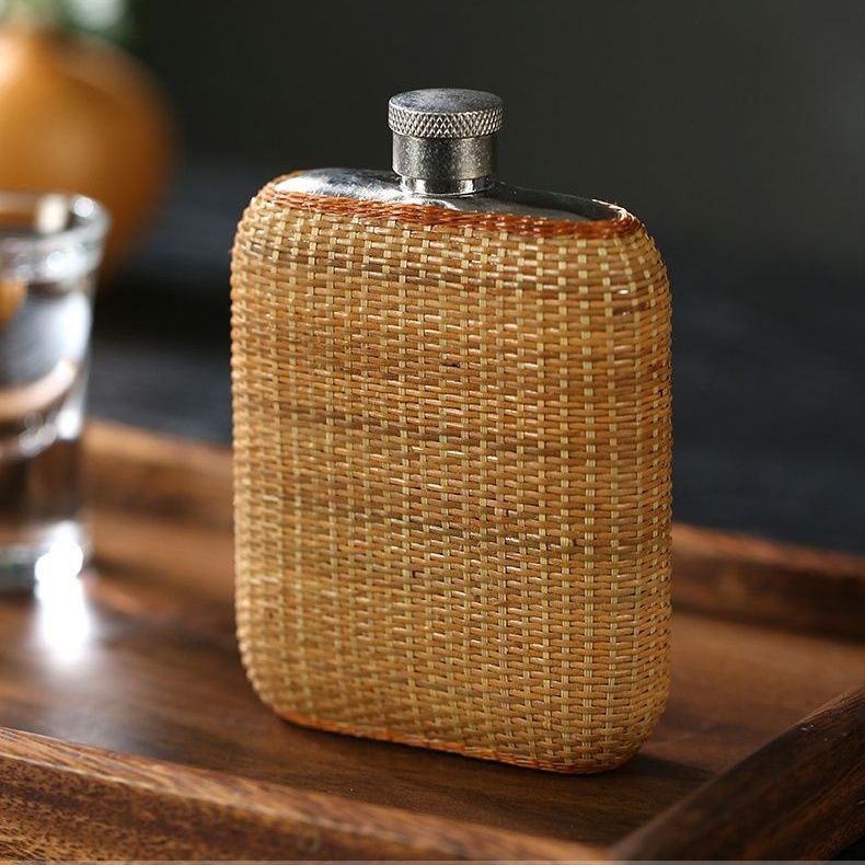 ハンドメイド 手作り竹編み × 純チタン 酒壺 携帯用酒壺 200ml 携帯用酒壺 フラスコ 手作りスキットル 贈り物やアウトドアに最適 職人手作 自然素材 SGYP084