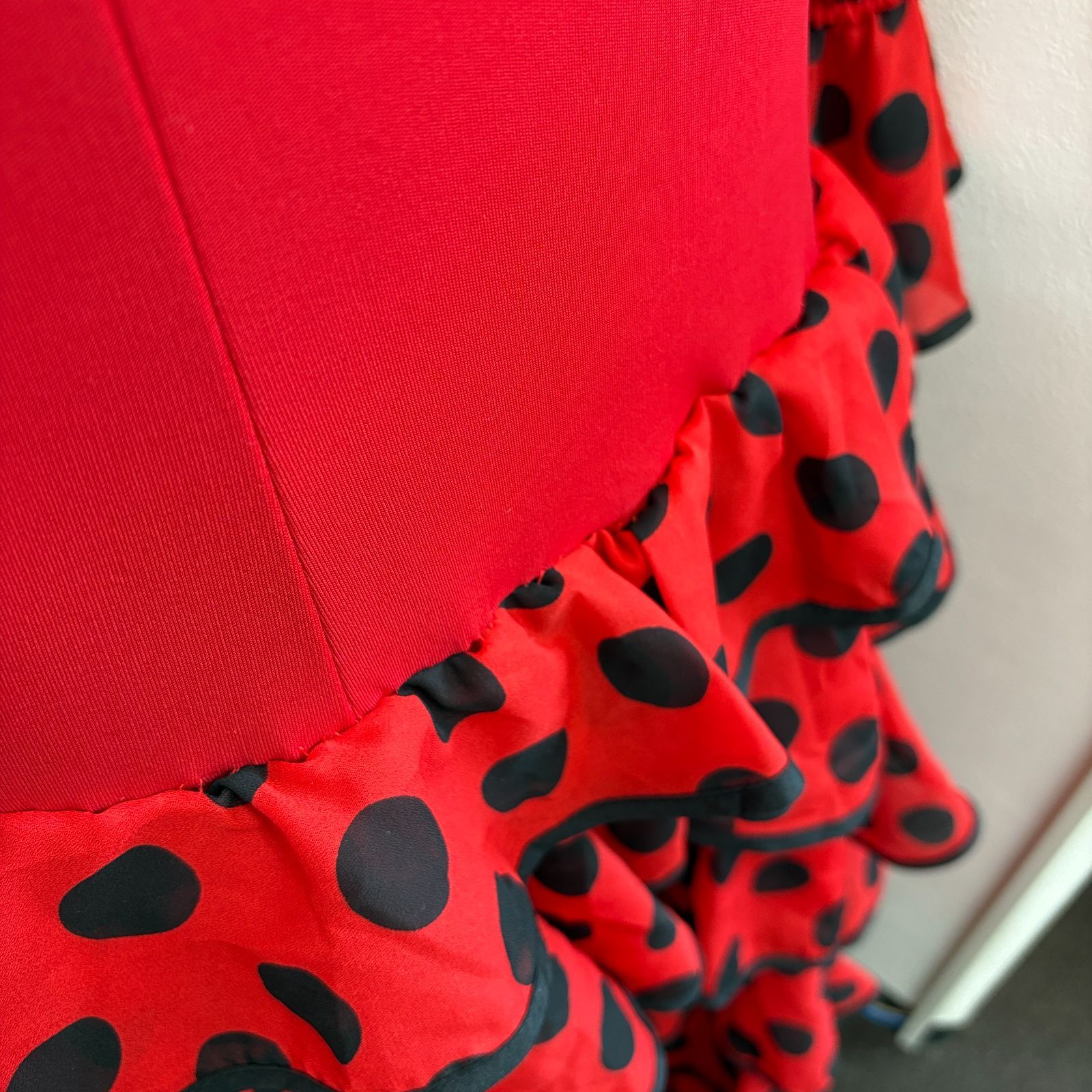 水玉模様 フリル付きロングドレス ドット柄シフォンロングドレス V