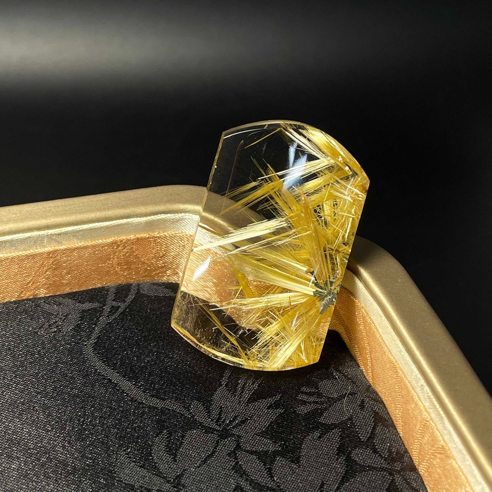  EU製 太陽花タイチンルチル 黄金針水晶 金運 開運 原石 ゴールド パワーストーン プレゼント 46 9 28 8 11 4 mm ZZ 1547 その他 アクセサリー