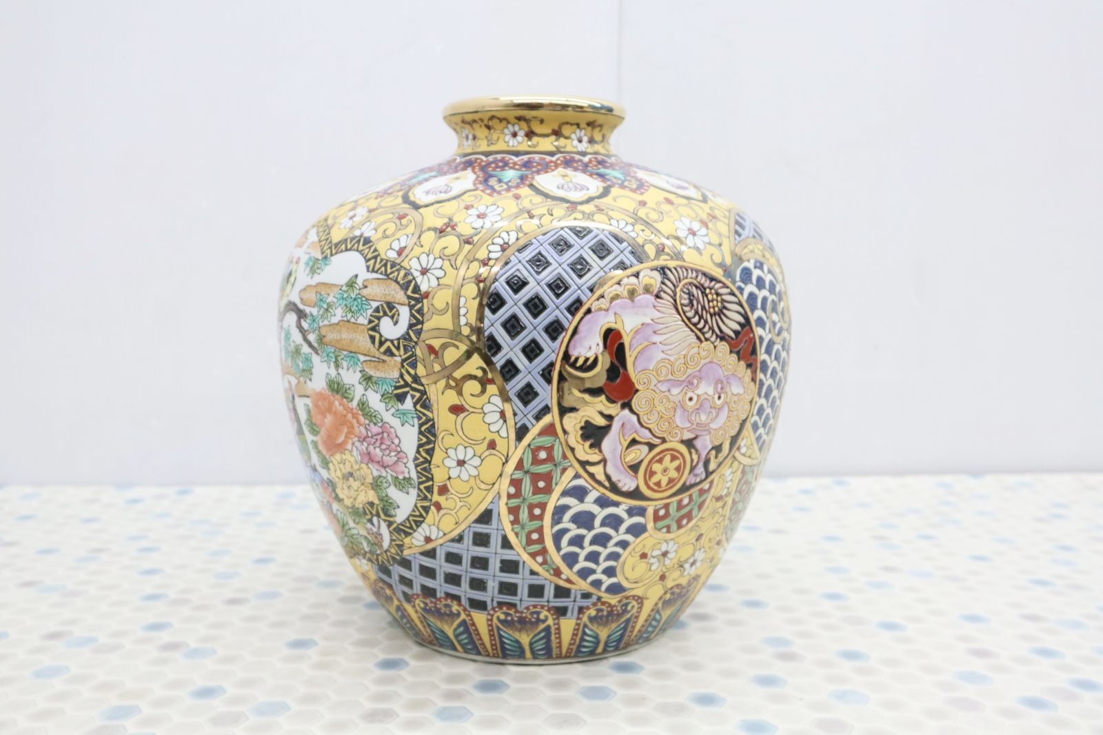 有田焼 吉國作 花瓶 細密色絵 美人図 花鳥文 大壺 豪華錦絵 染錦 陶磁器 有田焼 吉國作 花瓶 細密色絵 美人図 花鳥文 大壺 豪華錦絵 染錦