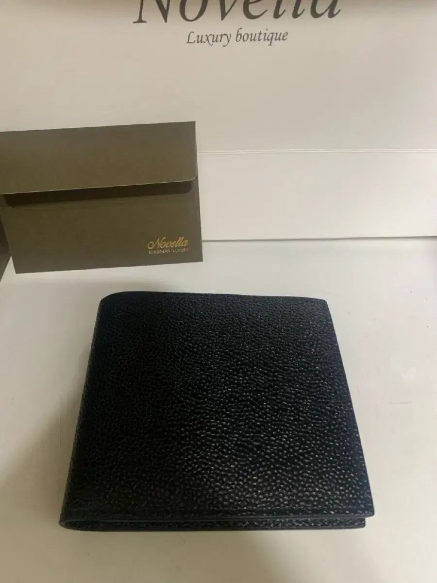 Thom Browne(トム ブラウン) メンズ 二つ折り財布 黒い色です THOM