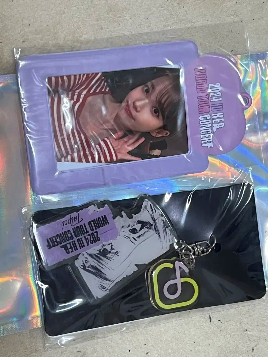 香港ディズニーランド　グリーティング限定　キャラクターキーホルダー付きトング 香港ディズニーアナ雪グッズ：エルサのマスコットキーチェーン