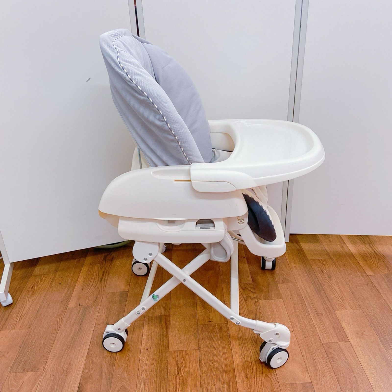 ホワイト グレー