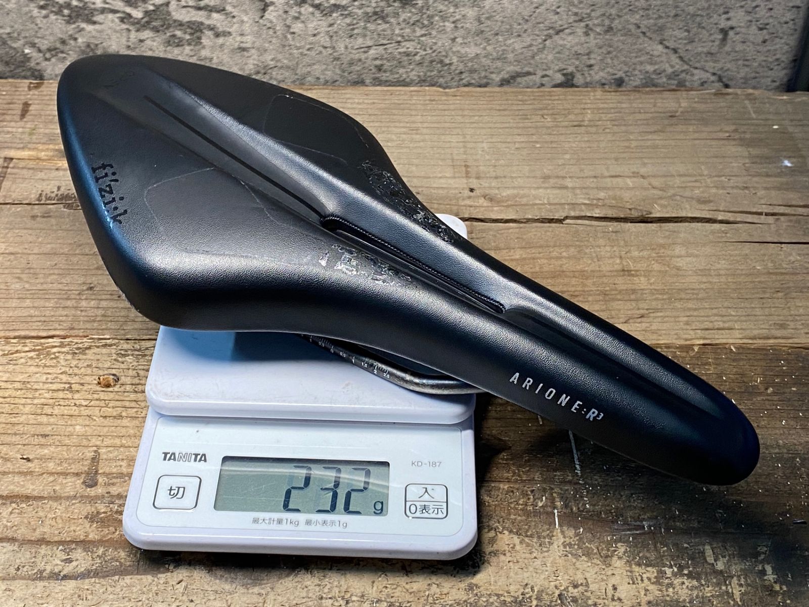 【新品未使用】Fizik サドル ARIONE R3 Open IY548 フィジーク fizik アリオネ ARIONE R3 OPEN サドル 黒 kium