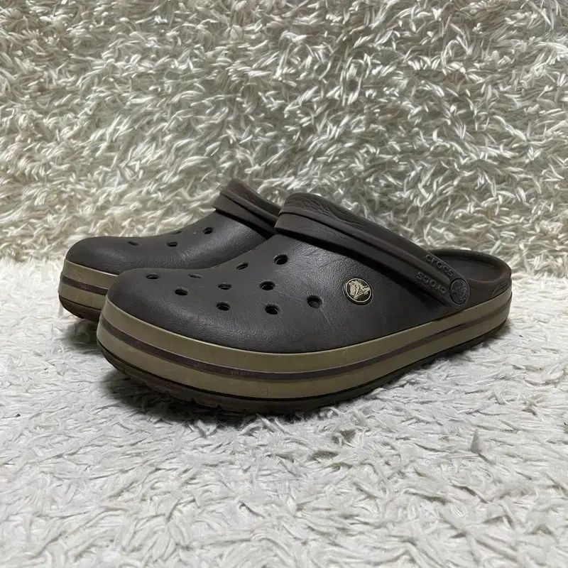 260 CROCS crocs(クロックス) チョコブラウン スリッパ