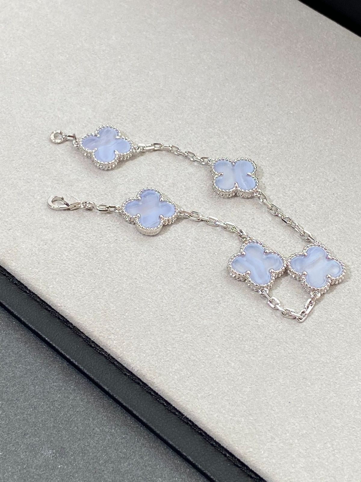 クローバーブレスレット　カルセドニー クローバーブレスレット 四つ葉 ブルーカルセドニー