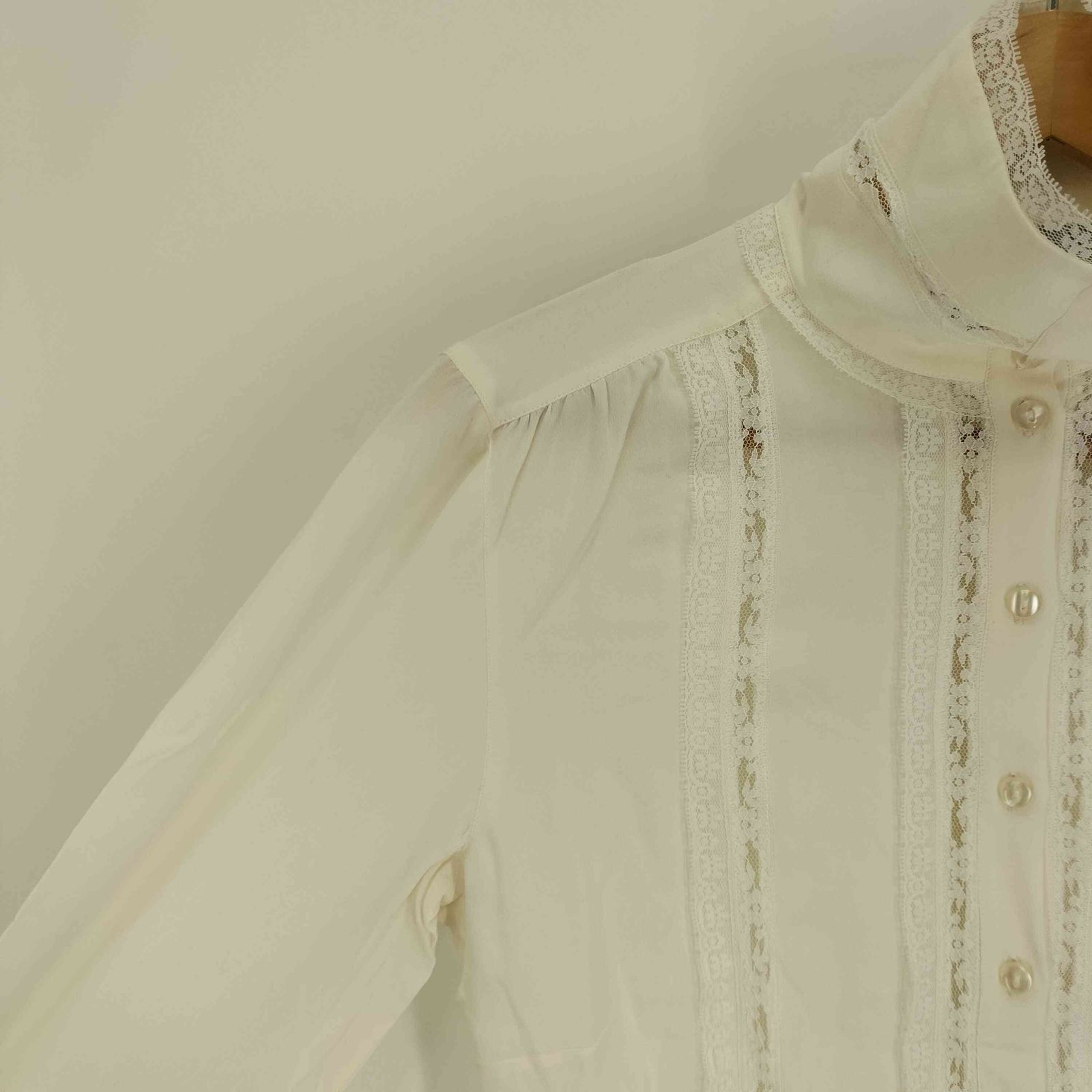 MAX MARA(マックスマーラ) M刺繍 L/S シャツ シルク混 レディース JPN：38  中古 古着 1147 マックスマーラ MAX MARA M刺繍 L/S シャツ シルク混 レディース