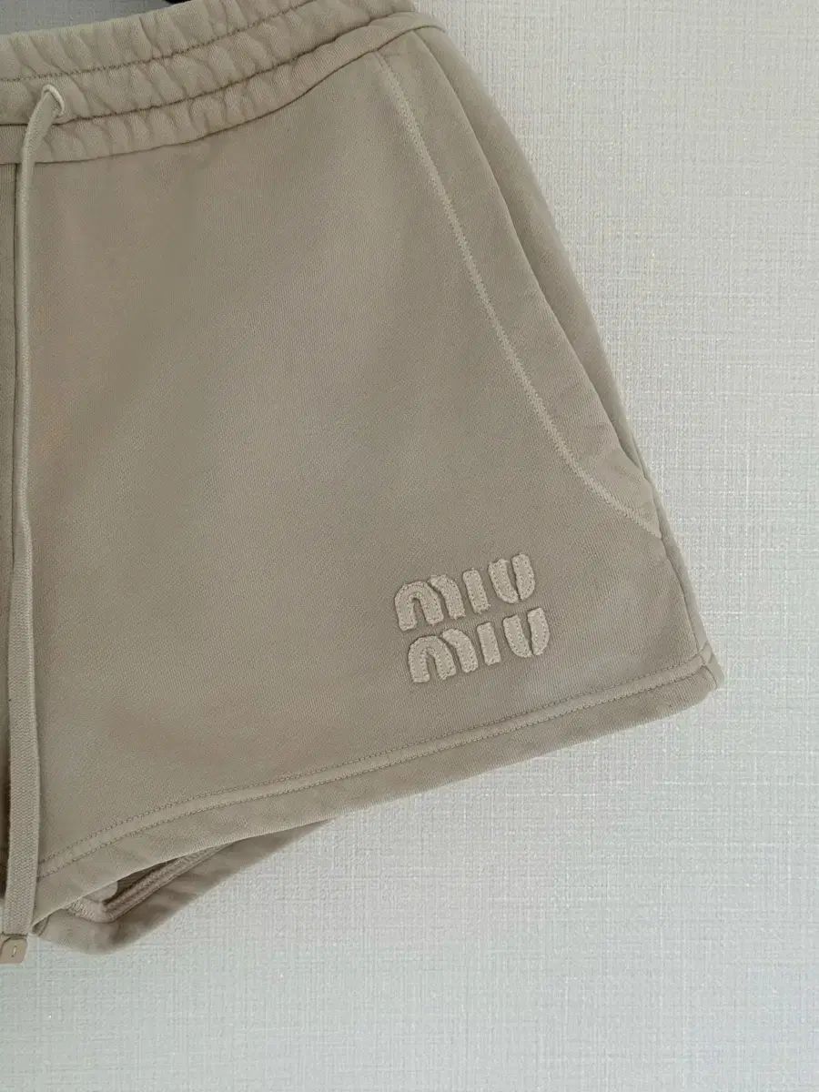 MIU MIU ミュウミュウ ロゴ ハーフパンツ