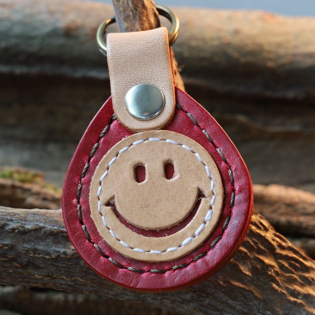 ハンドメイド レザーニコちゃんキーホルダー(B級品) - メルカリ
