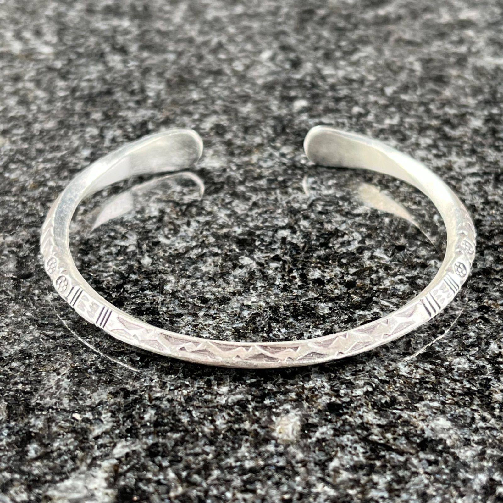 限定再入荷】ナバホ族 SV925 彫金 繊細 バングル カレン(大人気 限定 