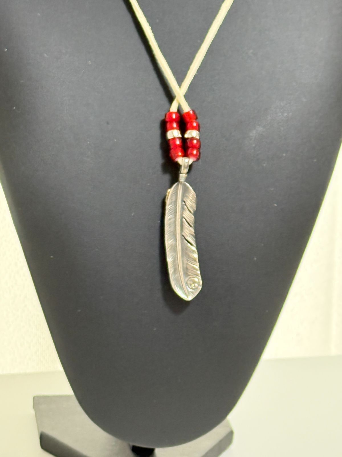 ゴローズ 上金特大フェザー右＋ビーズ付鹿革紐セットアップ - メルカリ