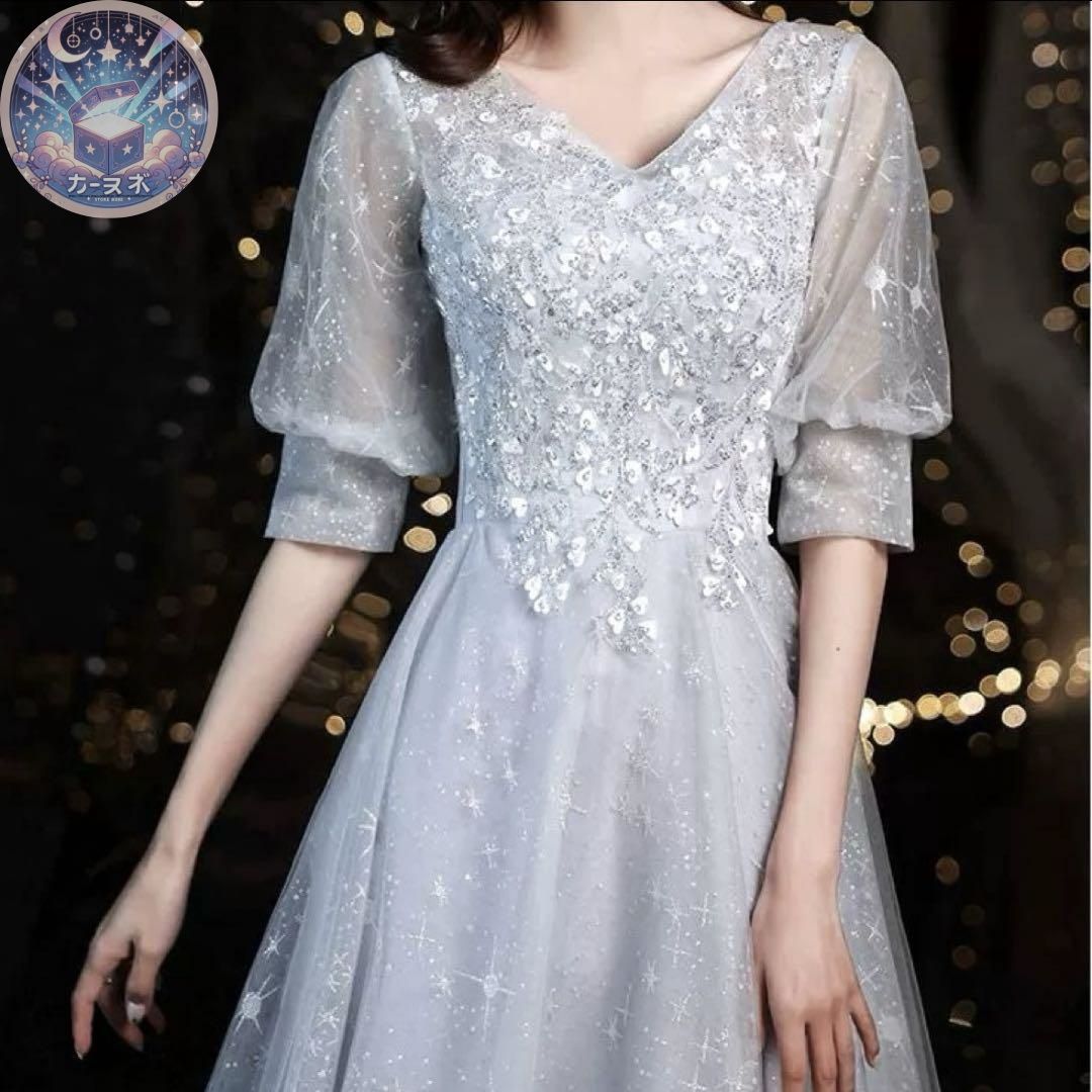 小花柄の様なデザインが Vネックのロングドレス .