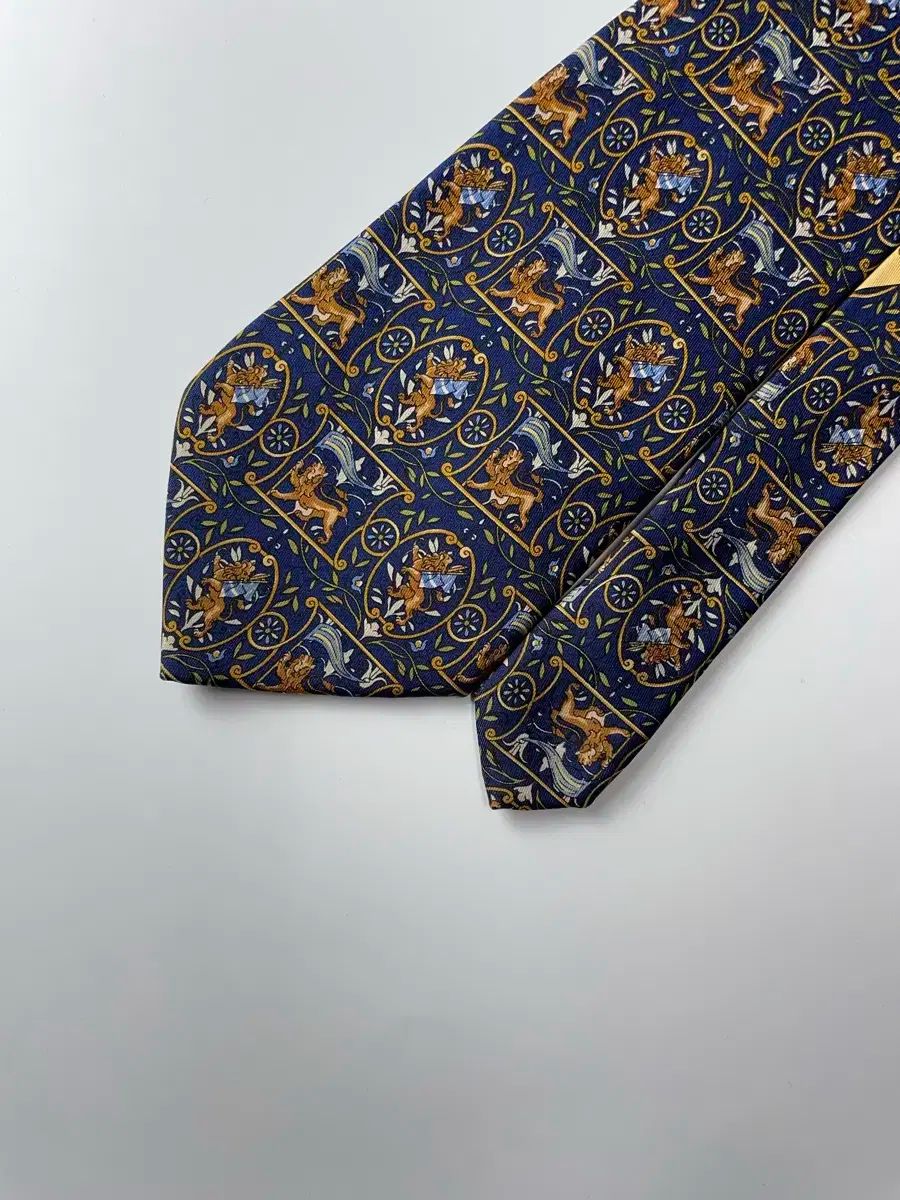 Salvatore ferragamo (ペレガモ) シルク ネクタイ