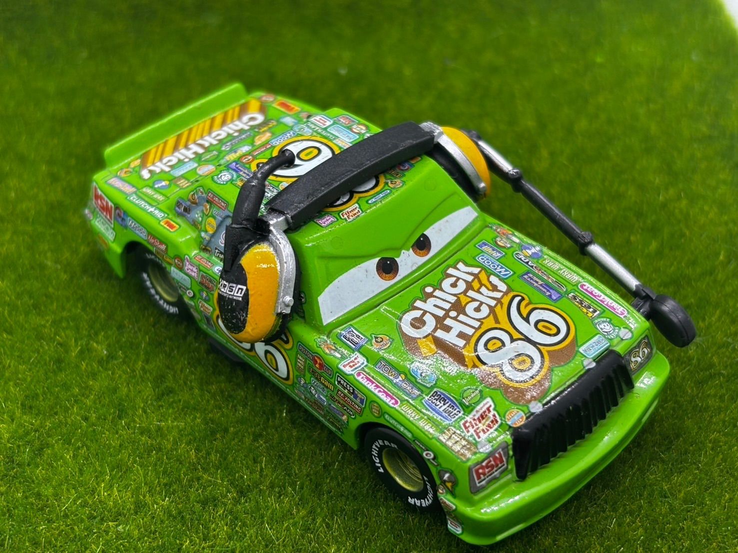 新品】 カーズ チック ヒックス ミニカー 86 ウィズ ヘッドセット