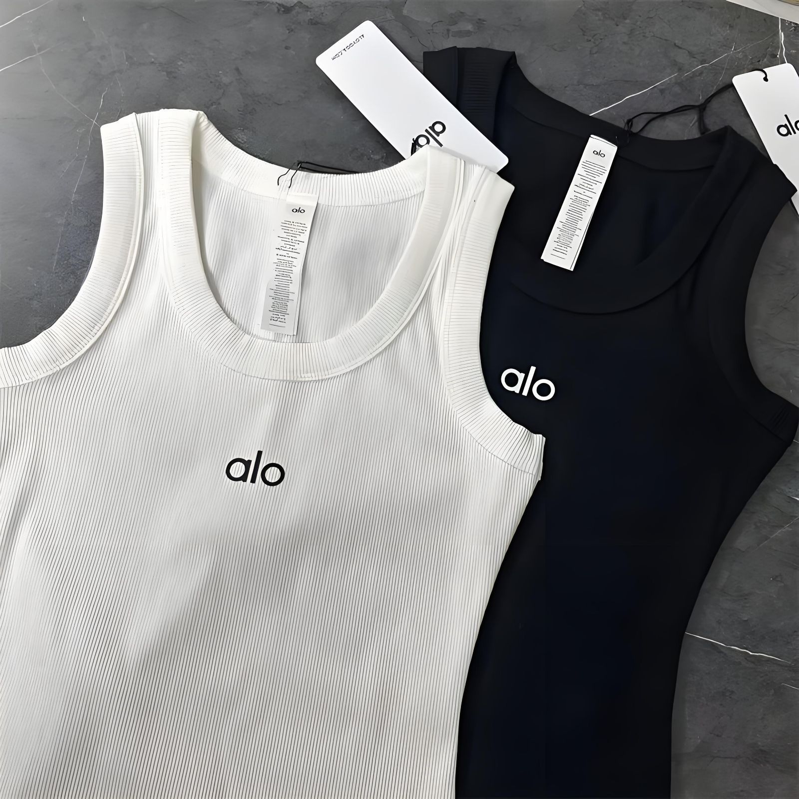 alo yoga タンクトップSサイズ　新品 海外セレブ愛用 * Alo Yoga *ASPIRE タンクトップ (ALO Yoga