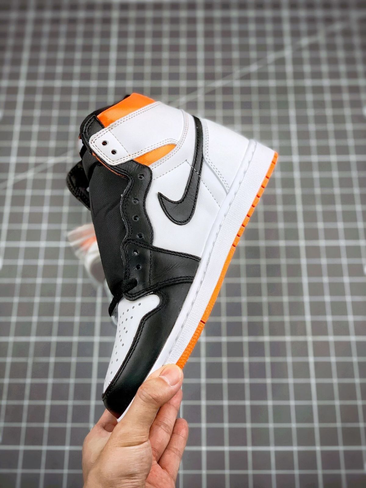 NIKE AIR JORDAN 1 RETRO HIGH OG ELECTRO ORANGE 　555088-180 　ナイキ エアジョーダン 1 レトロ ハイ OG エレクトロ オレンジ スニーカー