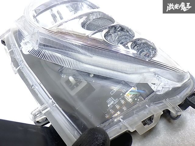LED点灯OK！！トヨタ純正 ZVW50 プリウス 前期 テールライト