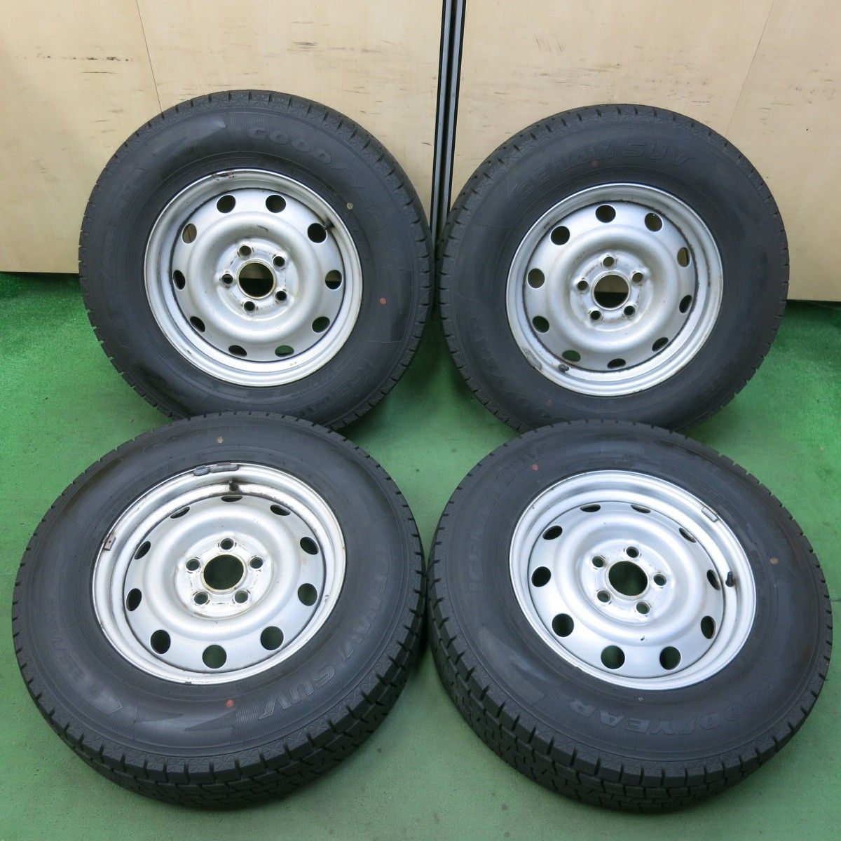 バリ溝！22年！9.5分以上☆ランドローバー 等 235/70R16 スタッドレス 