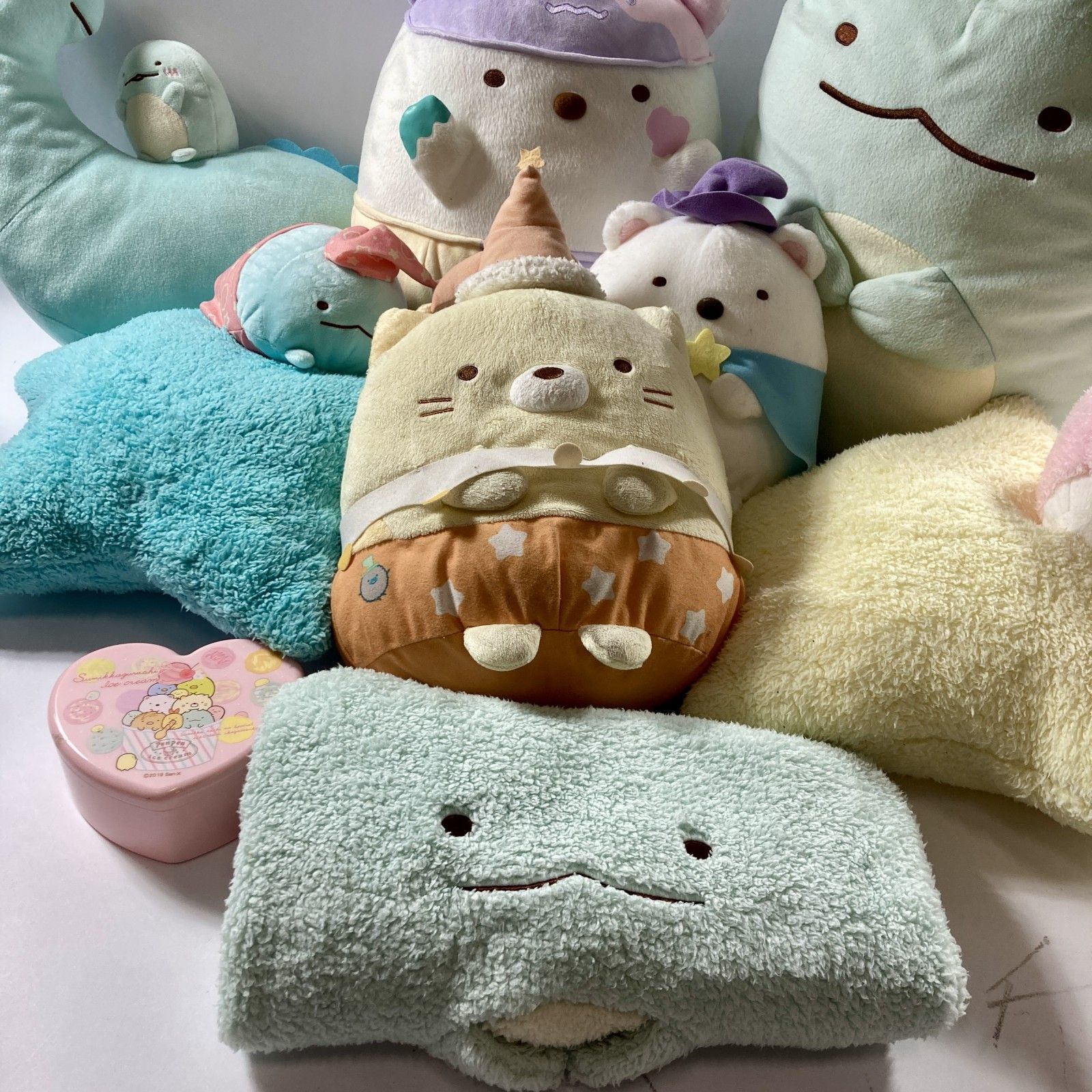 すみっコぐらし グッズ 80点以上 まとめ商品 ぬいぐるみ てのりぬいぐるみ 雑貨 キーホルダー マスコット 等 5 85 kg トラックおもちゃ レゴ