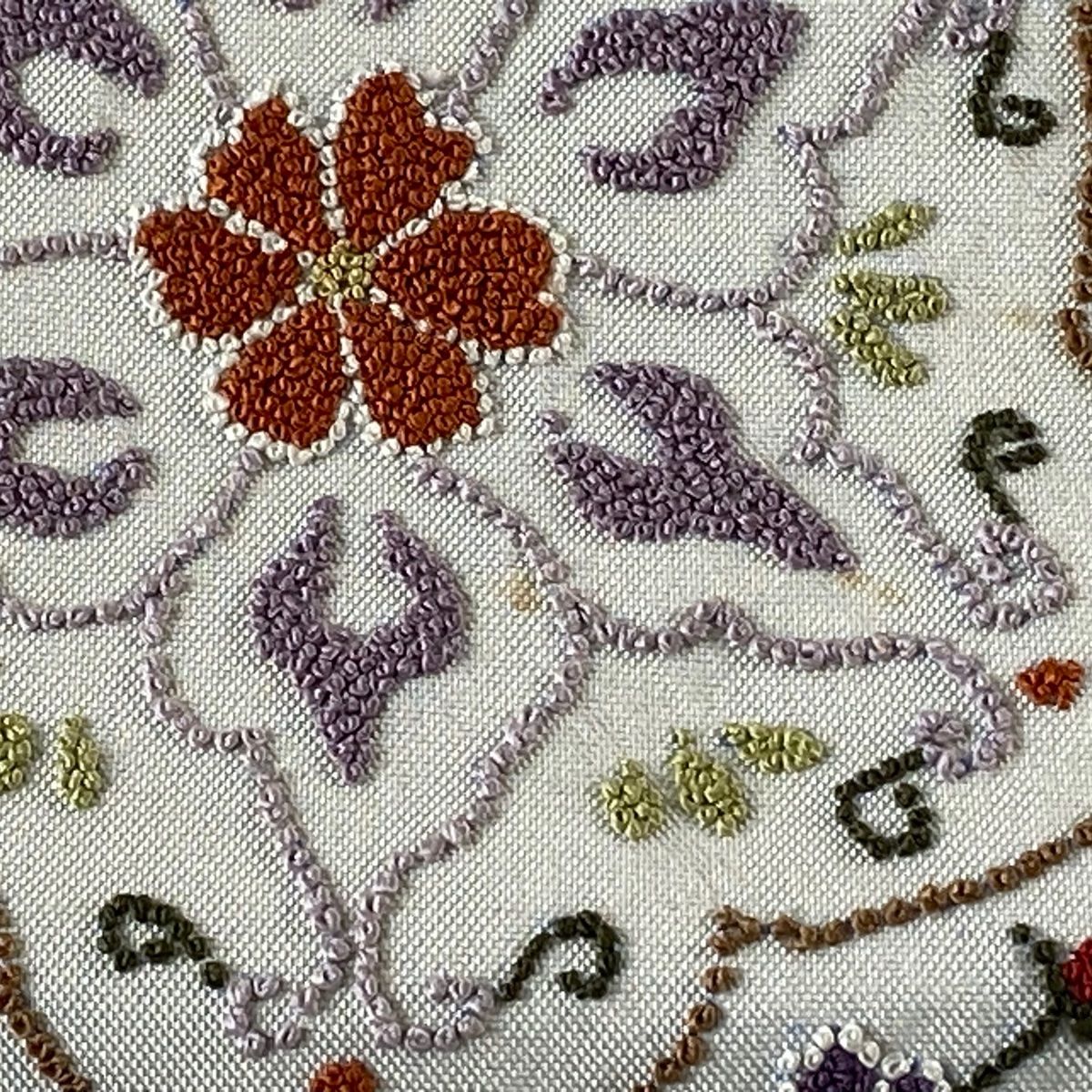 袋帯 逸品 華文 草花 相良刺繍 六通 正絹 袋帯 逸品 華文 草花 相良刺繍 灰色 お太鼓柄 正絹 【中古