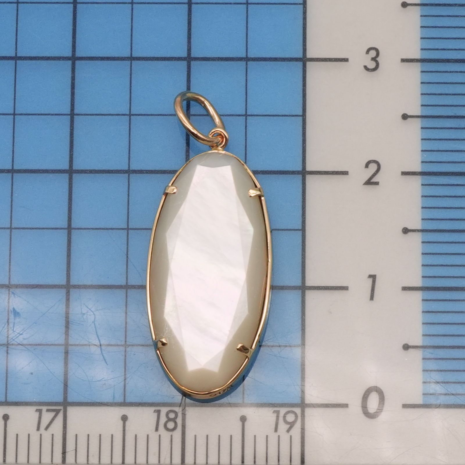 美品⭐︎agete K10白蝶貝とクオーツのリバーシブルチャーム アガット 白蝶貝×クォーツ リバーシブル チャーム K10/24-5516S