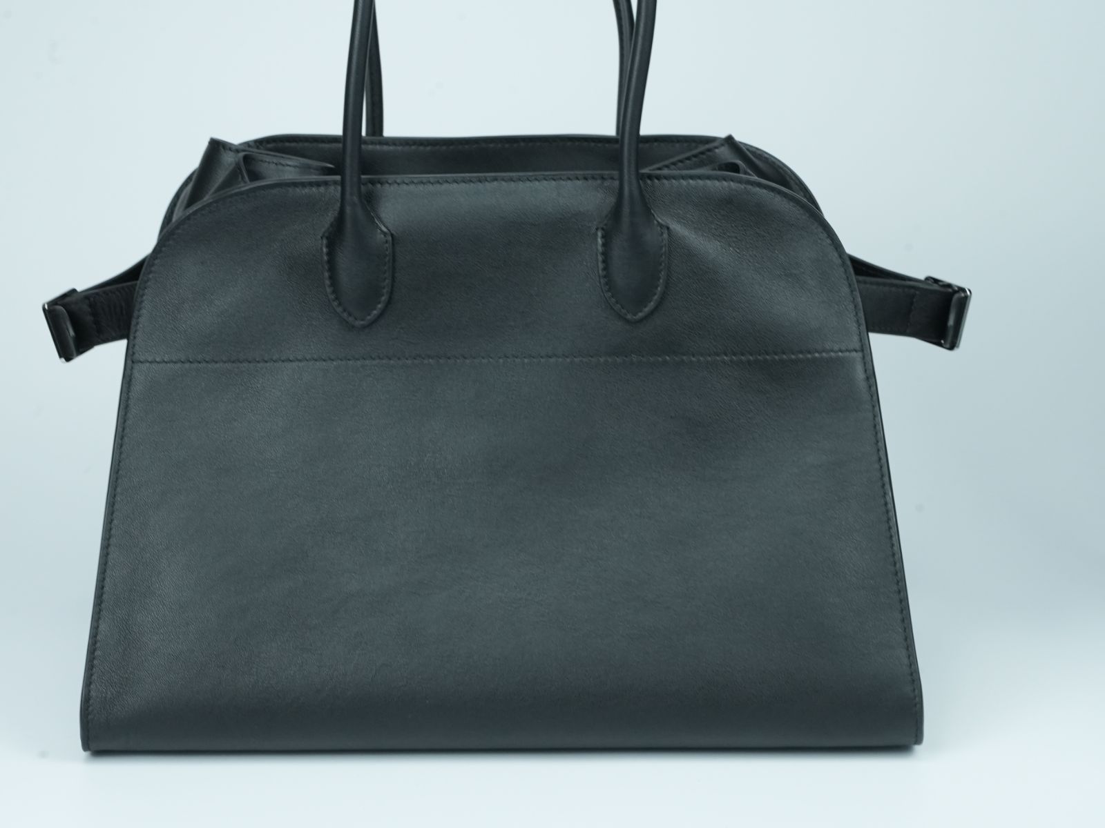The Row マルゴー15 サドルレザー Soft Margaux 15 Bag Black in Leather – The Row