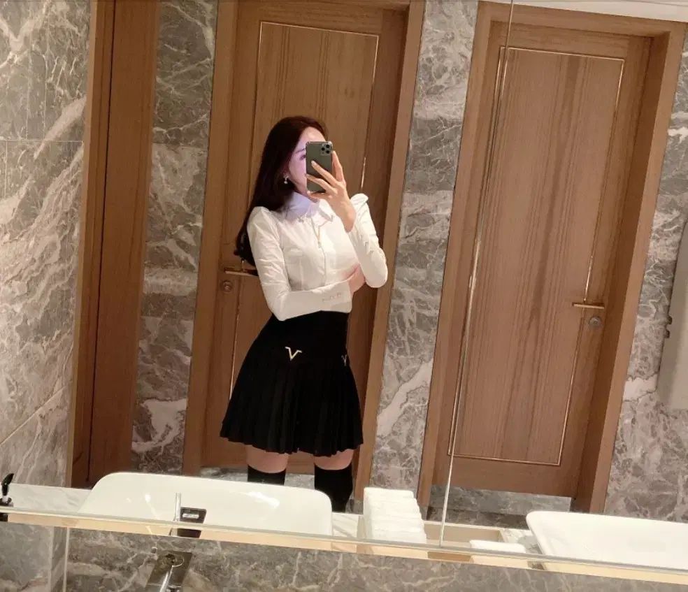 デベラ パフ スリム パールチェーン ブラウス V ミニ プリーツスカート