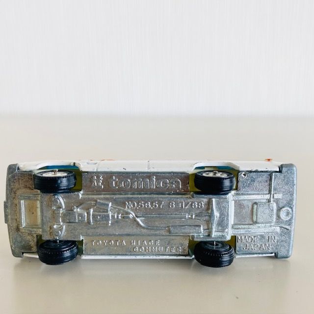 トミカ トヨタハイエースコミューター no.57 黒箱 救急車 - メルカリ