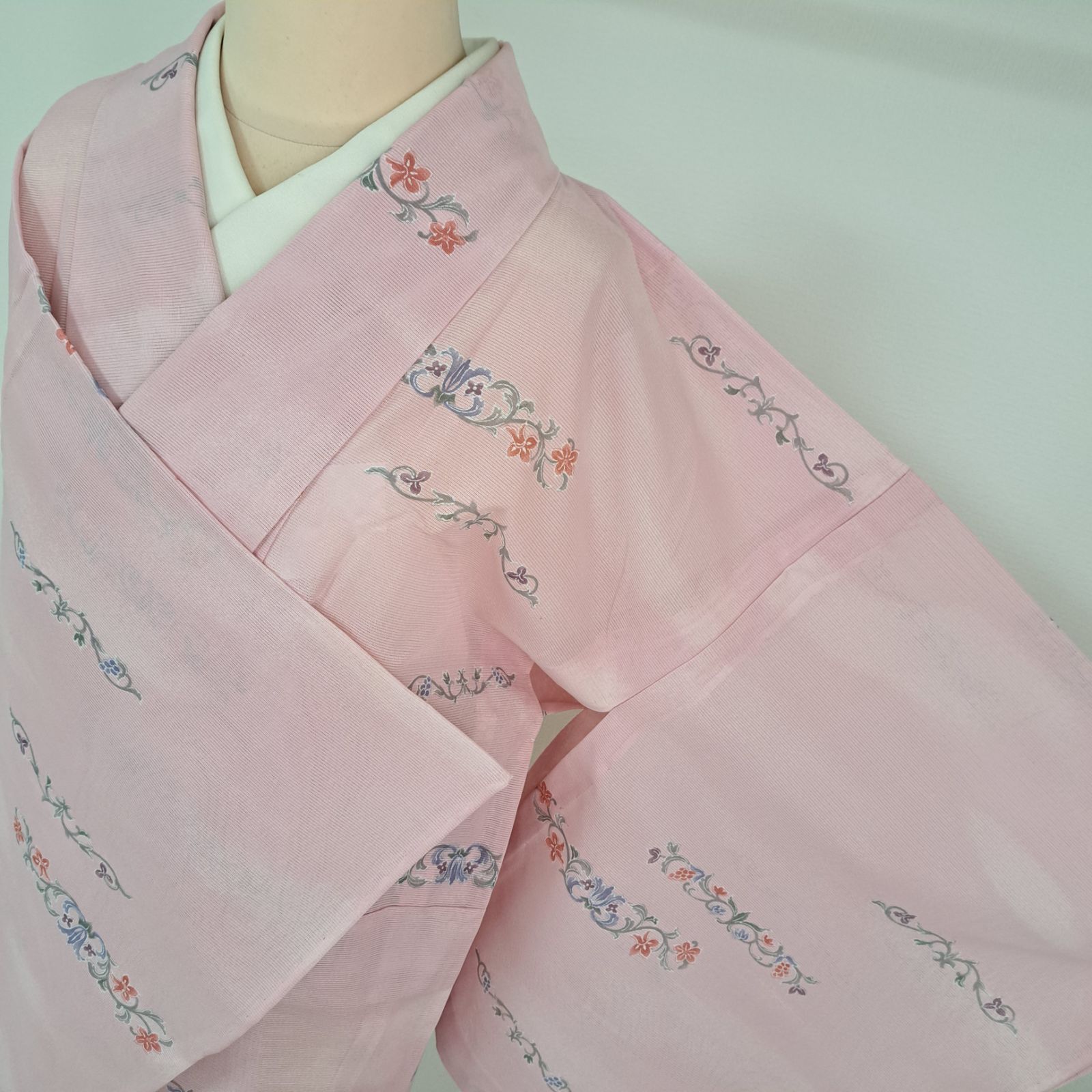 洗える夏着物 小紋 絽 化繊 ピンク地に唐草文様 ま07U10a - メルカリ