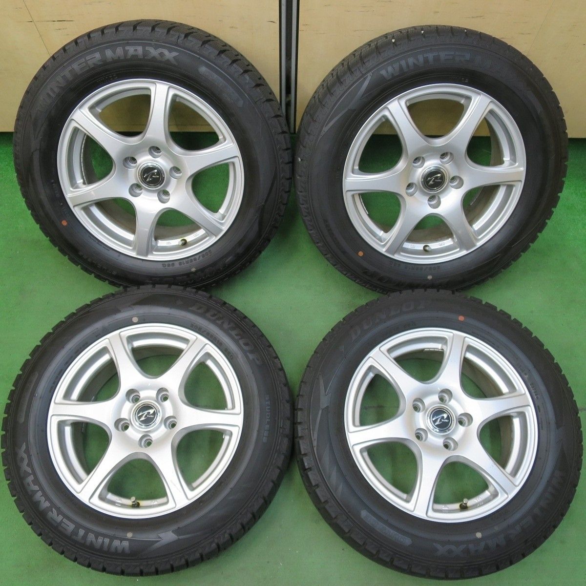 送料無料]バリ溝！21年！9.5分以上☆スタッドレス 175/65R15