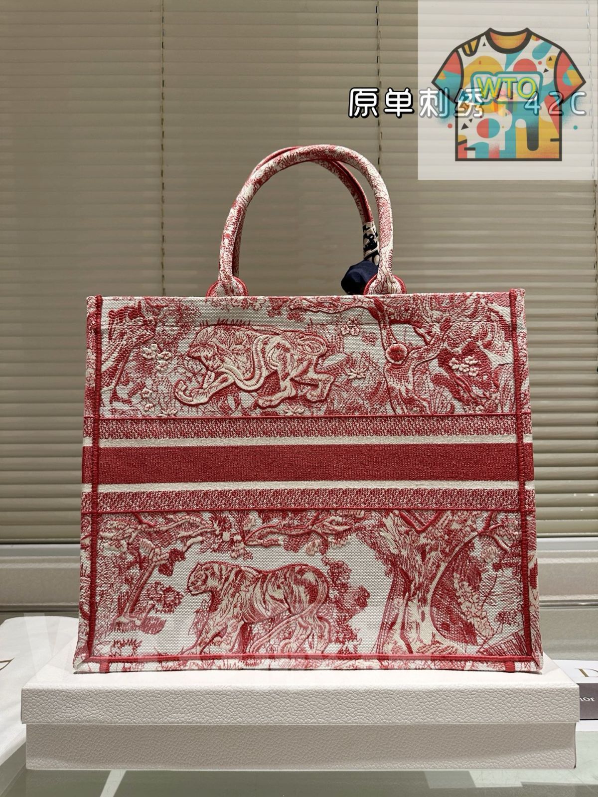 今日WTO】Dior ディオール ブックトートバッグ 収納力が大きい