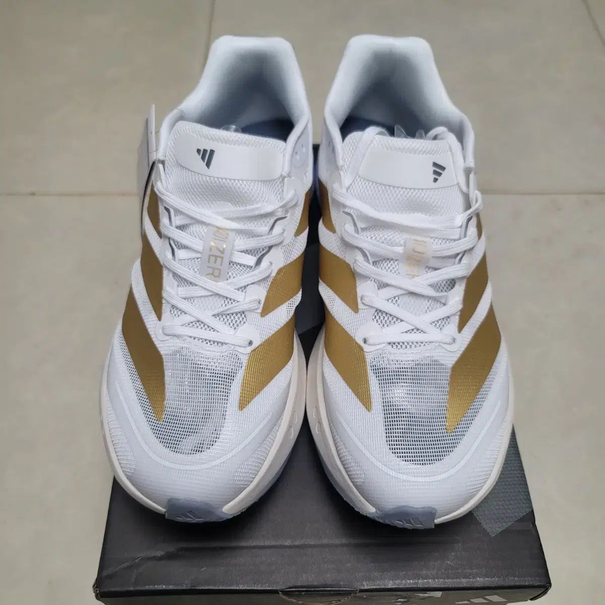 アディダス アディゼロ ボストン 13 白 GOLD 275mm