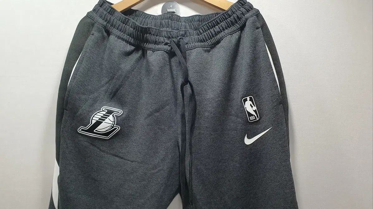 【雷市場（ポンジャン）商品韓国直送】 NIKE(ナイキ) LA Lakers トレーニングパンツ L サイズ 35 36 インチ 度合