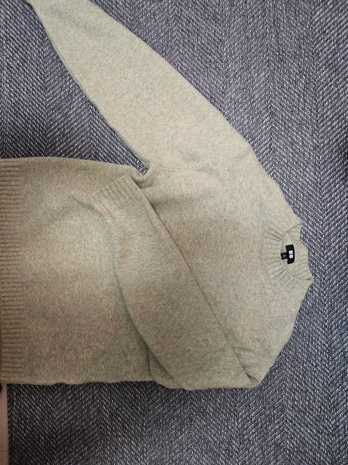 M ） UNIQLO(ユニクロ) スープレヤン クルーネックセーター ネイビー ライトグリーン