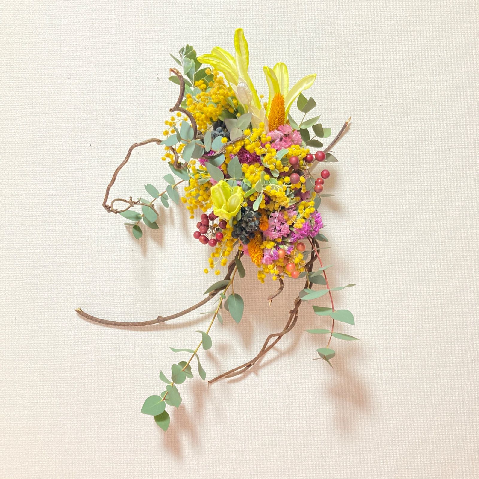 創作キュウイツルスワッグ　ミモザ＆高砂ユリイエロー 創作キュウイツルスワッグ ミモザ＆高砂ユリイエロー - メルカリ