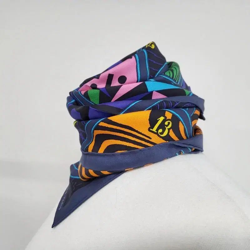 HERMES Au FIL de la SOIE絹糸の赴くままにシルクスカーフ HERMES