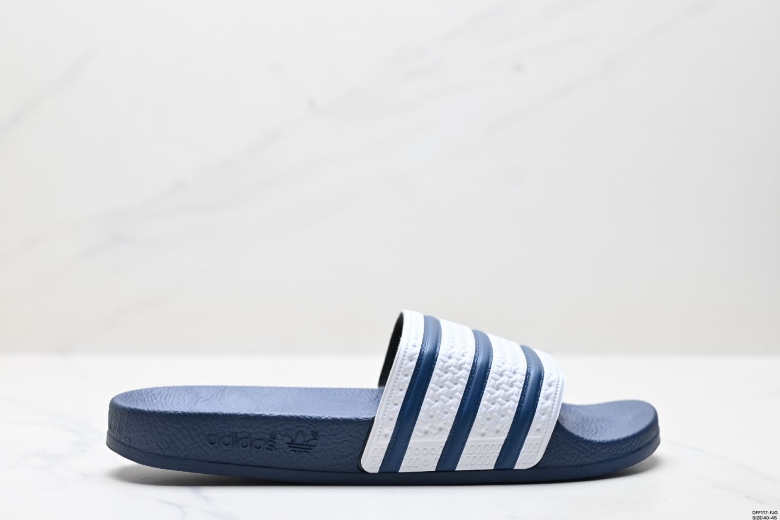 今日 Adidas originals Adilette アディダス スポーツ用に設計された快適なゴム底一本紐スリッパ