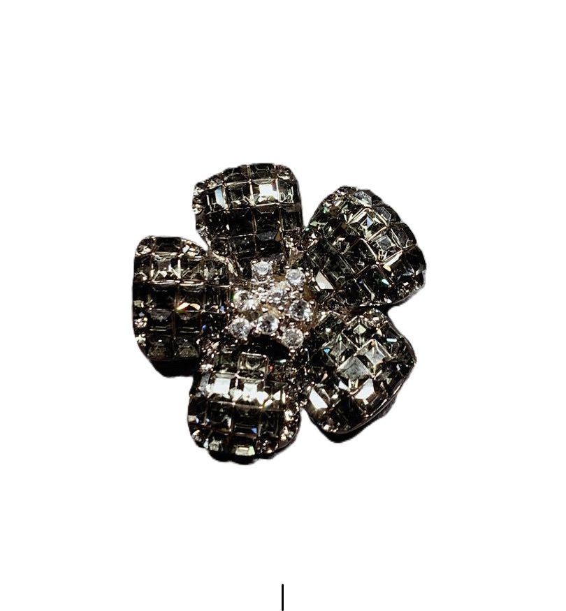 FOXEY定番のロングセラーブローチ