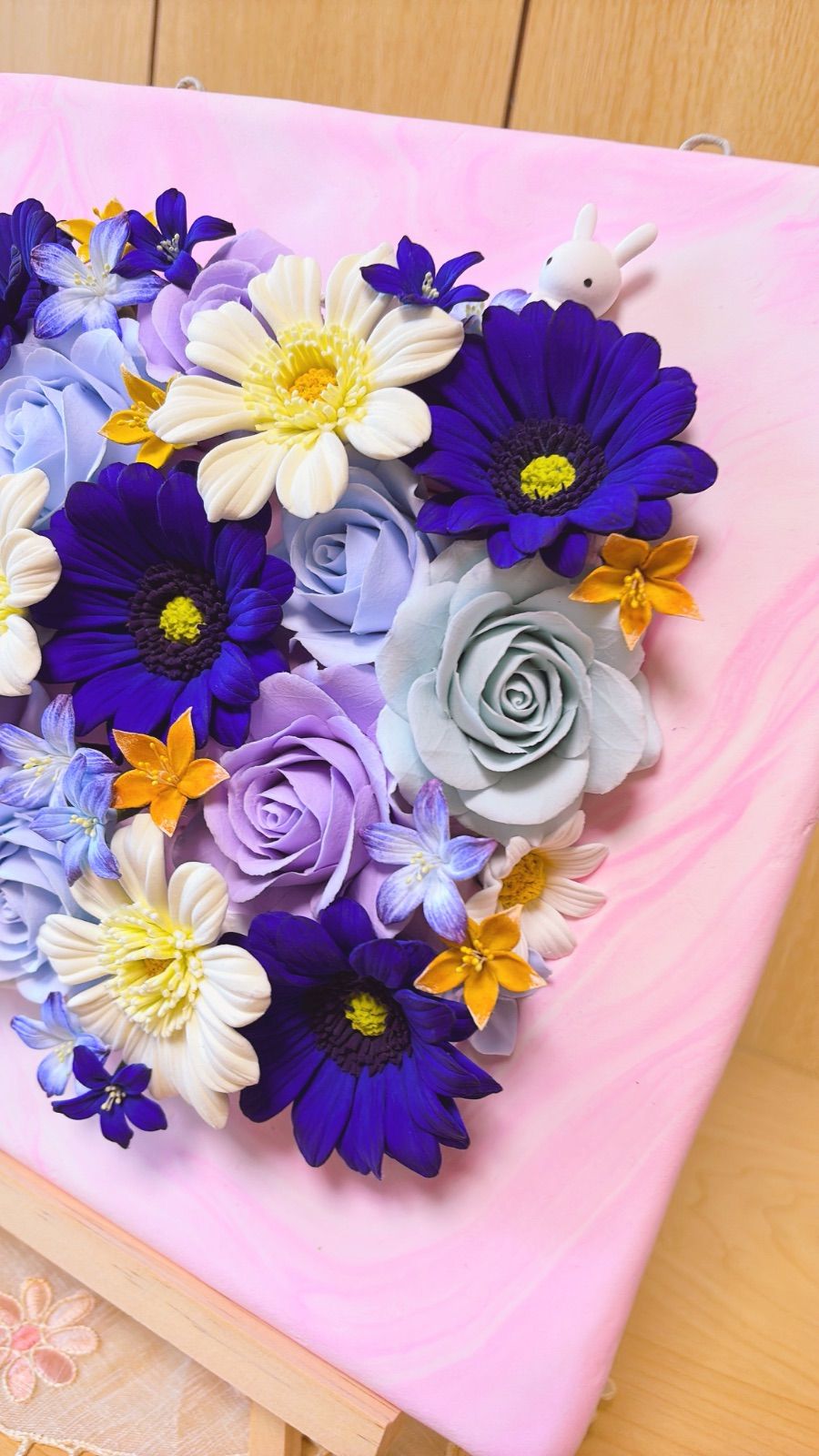 クレイフラワー 青いガーベラの壁掛けアレンジ