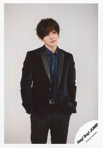 中古】生写真(ジャニーズ) Hey! Say! JUMP/山田涼介/膝上・衣装黒紺