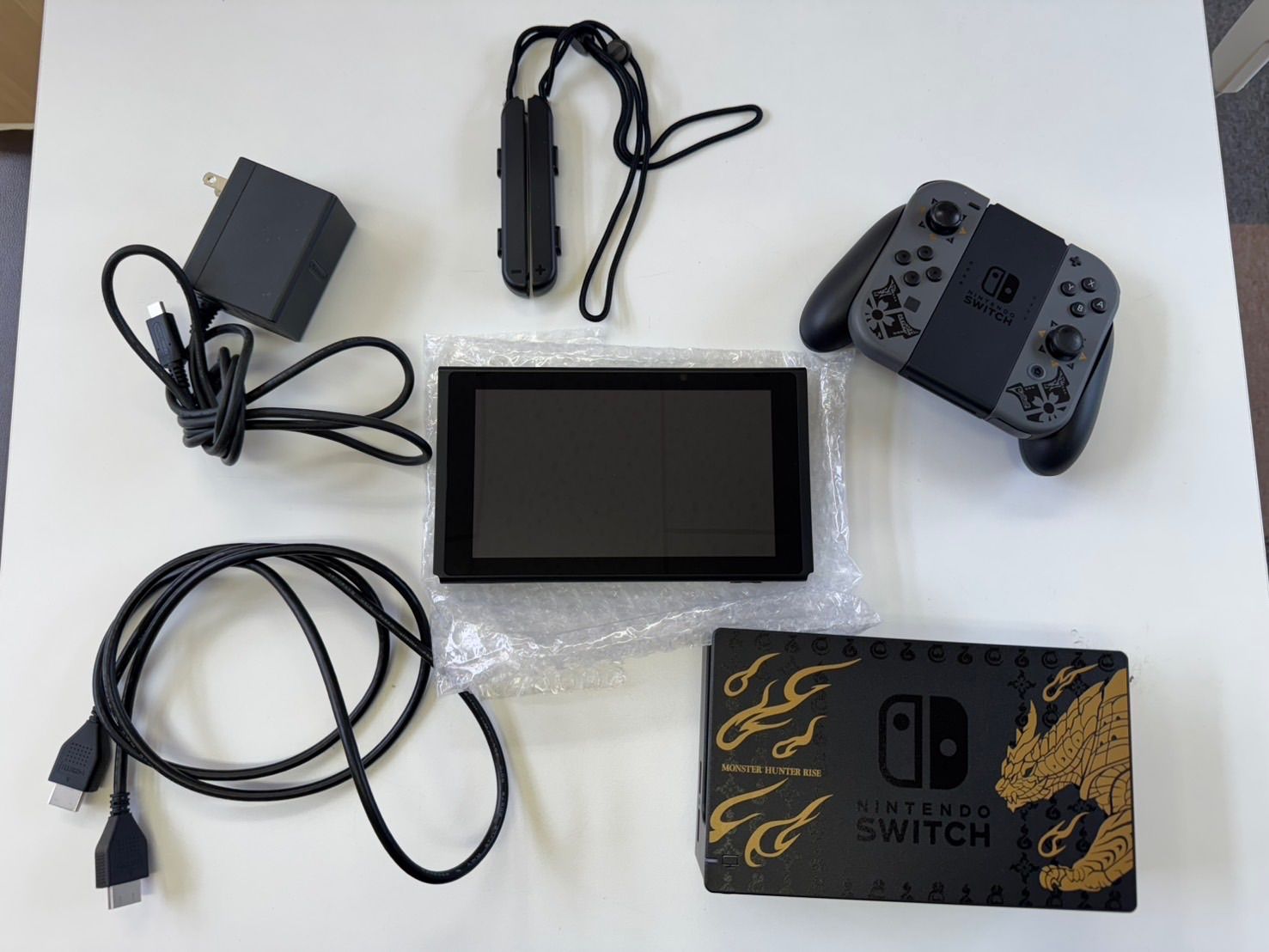 NintendoSwitch本体&モンスターハンターライズ+オマケ付き 美品