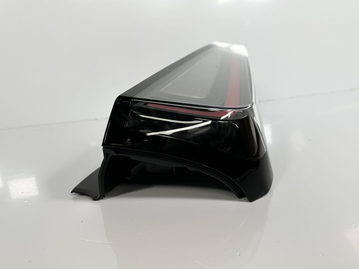 ［未開封］日産　セレナ　C28 6AA-GFC28 テールライト　右側　純正 美品/破損キズなし/低走行 C28系 セレナ FC28 GFC28 純正 右