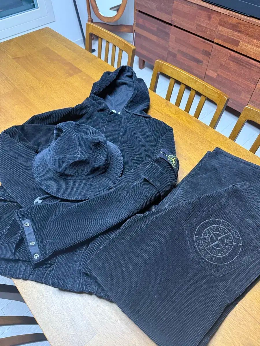 【雷市場（ポンジャン）商品韓国直送】 STONE ISLAND(ストーンアイランド) Supreme(シュプリーム) コーデュロイ 帽子 ジャケット パンツ フルセット