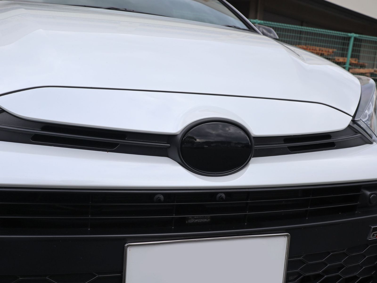 Tint+何度も貼れるエンブレム スモークフィルム(ブラックスモーク5％ 前後セット) GRヤリス GXPA16/MXPA12 gr ヤリス yaris mxpa16 gxpa12