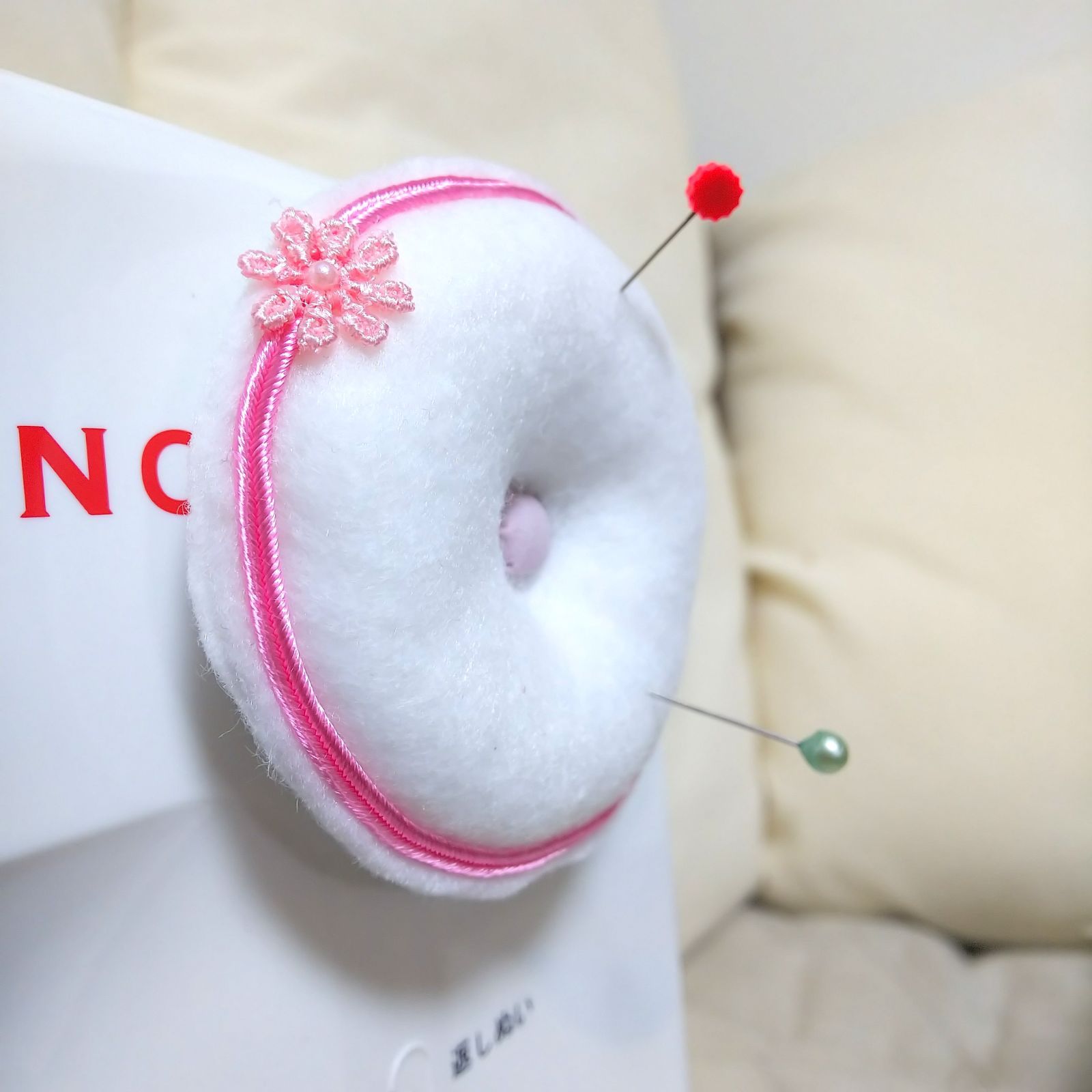 ミシンにくっつく 針刺し ピンクッション 針山 針立て かわいい 丸 花 白 メルカリshops